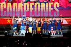 Jugadores de España celebran en el escenario durante el desfile del trofeo de la Copa Mundial de la FIFA 2026, el 20 de julio de 2026 en Madrid, España.
