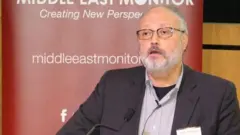 جمال خاشقجی مخالف سعودی، که در این تصویر در حال سخنرانی در لندن است، در سال ۲۰۱۸ در کنسولگری عربستان سعودی در ترکیه به قتل رسید