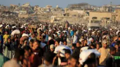 በጋዛ እርዳታ ለመቀበል የተሰባሰቡ ሰዎች