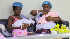 Dos mujeres con sus bebés en un hospital de Santo Domingo, República Dominicana, el 21 de abril de 2025. (Foto: ERICKSON POLANCO/AFP vía Getty Images)