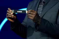 Letrero con la la palabra Irán durante el sorteo del Mundial 2026.
