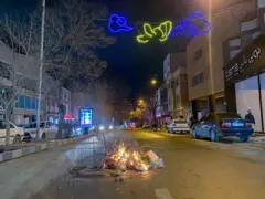 Fogata en medio de una calle de Hamedan