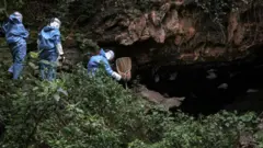 Ndị ọrụ ahụike na-eme nyocha banyere anụmanụ na-ekesa Marburg Virus 