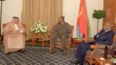 ምክትል ምኒስተር ጉዳያት ወጻኢ ንግስነት ስዑዲ ዓረብ ወሊድ ዓብደልከሪም ኣልኸሪጂ፡ ፕረዚደንት ኢሳይያስን ምንሲተር ዑስማንን ኣብ መቐበሊ ኣጋይሽ ደንደን - ኣስመራ ኮፍ ኢሎም እናተዘራረቡ