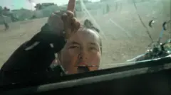 صبي يصيح ويرفع إصبعه 