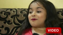 உயரம் குறைவு, சிறுநீர்ப்பை இல்லை: வாழ்க்கையின் யதார்த்தத்துடன் மாடலாக சாதிக்கும் பெண்