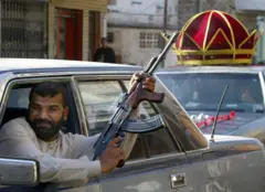 คนถือปืนยิงขึ้นฟ้า