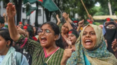 आंदोलनात सहभागी झालेल्या मुली 