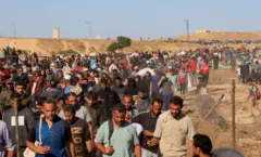 فلسطينيون يتجمعون لاستلام إمدادات المساعدات من مؤسسة غزة الإنسانية المدعومة من الولايات المتحدة، في خان يونس