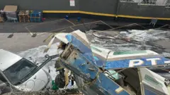 Destroços de avião em estacionamento de BH