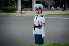 Una mujer uniformada en una plaza de Pyongyang.