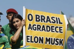 Bolsonaro destekçisi bir kadın "Brezilya sana teşekkür ediyor Elon Musk" pankartı taşıyor