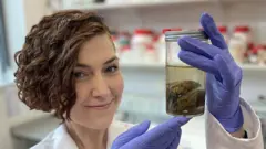 Alexandra Morton-Hayward segura um jarro contendo um dos cérebros antigos