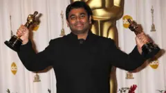 फ़रवरी, 2009 में ऑस्कर ट्राफ़ीज़ के साथ अकेडमी अवार्ड प्रेस रूम, हॉलीवुड में रहमान