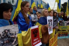 Ucranianos protestam contra Rússia em frente à embaixada brasileira em Lisboa