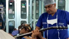 जोसेफ डिसूजा गिटार वाजवताना, सोबत डॉ. श्रीनिवासन