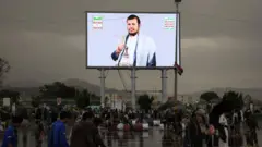 بیلبوردی با تصویر عبدالمالک الحوثی، رهبر حوثی‌ها