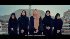 خ﻿واننده این قطعه زنی است که نامش اعلام نشده است