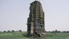 তেলকূপির পাথর নির্মিত দেউল মন্দির। পাঞ্চেত বাঁধের জলে এই মন্দির ডুবে থাকে বছরের অনেকটা সময়