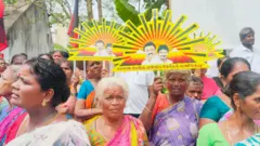 விக்கிரவாண்டி இடைத்தேர்தல்: 3 கட்சிகளின் அனல் பறக்கும் பிரசாரம், தேவைகளை பட்டியலிடும் தொகுதி மக்கள்