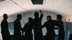 Pessoas em meio a uma missão lunar simulada na Terra