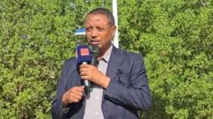 ኮለኔል ደመቀ ዘውዱ ማይክሮፎን ሒዙ እናተዛረበ