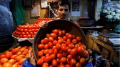 Vendedor de tomates na Índia