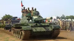 የሱዳን ጦር ሠራዊት አባላት ታንክ እና ተሽከርካሪዎች 