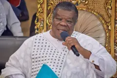 Uma Ukpai wọ aṣọ funfun, mú gbohùngbohùn dání 