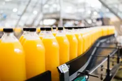 Garrafas de suco de laranja em uma indústria