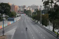 Una avenida de Caracas, desierta, pocas horas después del ataque de Estados Unidos en que fue capturado Nicolás Maduro.