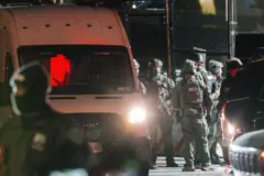 เจ้าหน้าที่สหรัฐฯ อยู่ด้านหน้ารถตู้ที่คาดว่ามีประธานาธิบดีนิโกลัส มาดูโร แห่งเวเนซุเอลา อยู่ภายใน ที่นครนิวยอร์ก สหรัฐฯ เมื่อ 3 ม.ค. 2026 