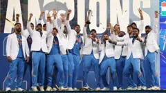 चॅम्पियन्स ट्रॉफीसोबत आनंद साजरा करताना भारतीय संघ