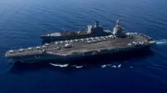 एउटा फाइल तस्बिरमा विश्वकै सबभन्दा विशाल युद्धपोत यूएसएस जेराल्ड आर फोर्ड भूमध्यसागरमा देखिन्छ