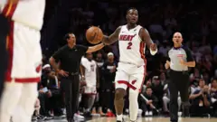 Miami Heat oyuncusu Terry Rozier maç sırasında top sürerken görülüyor.