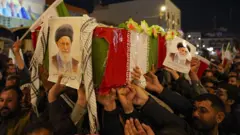 Geçtiğimiz günlerde Necef'te Hamaney için düzenlenen sembolik cenaze töreninden bir fotoğraf.