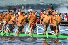 လှော်တက်ကို ခြေထောက်နဲ့လှော်တာကြောင့် ကမ္ဘာမှာ လူသိများတဲ့ အင်းလေး 