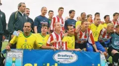 Jogadores do Brasil master e do Exeter durante amistoso realizado em 2004