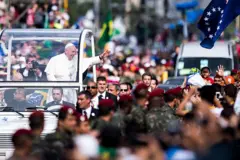 Papa acena a fiéis no Rio de Janeiro durante viagem ao Brasil em 2013
