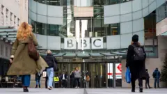 Ljudi prolaze ispred sedišta BBC-ja u Londonu