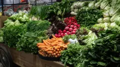 Лоток із зеленню на ринку 