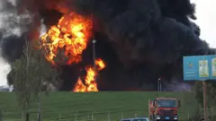 इराक़ के इर्बिल में एक संदिग्ध ड्रोन हमले के बाद उठता धुआं. 28 फरवरी को ईरान पर अमेरिका-इसराइल के हमलों के साथ शुरू हुई जंग मध्य पूर्व के कई देशों में फैल गई है