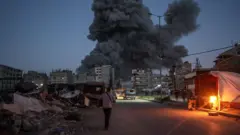 دخان متصاعد إثر غارة جوية إسرائيلية على مدرسة دار الأرقم في حي التفاح بغزة في 3 أبريل/نيسان 2025