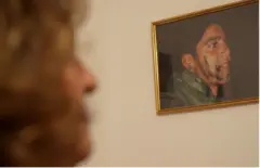 મૃત સૈનિકની તસવીરને નિહાળી રહેલાં માતા 