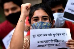 ਰੇਪ ਵਿਰੁੱਧ ਮੁਜ਼ਾਹਰੇ ਵਿੱਚ ਇੱਕ ਔਰਤ ਨਾਅਰੇ ਲਾਉਂਦੀ ਹੋਈ