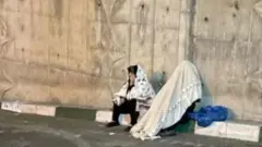 م﻿ادر و پدر حسین رونقی یکی از چهره های زندانی، در مدت هفته ها بازداشت فرزندشان شب و روز در نزدیکی زندان اوین تهران، پیگیر سرنوشت نامعلوم او بودند