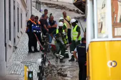 Equipes de resgate trabalhando no dia do acidente, ao lado de bondinho