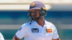 දිනේෂ් චන්දිමාල් වෙනුවට ආදේශක ක්රීඩකයා ලෙස පසිඳු සූරියබණ්ඩාර කණ්ඩායමට කැඳවීමට තීරණය කළ බව ශ්රී ලංකා ක්රිකට් ආයතනය නිවේදනය කරන ලදී.