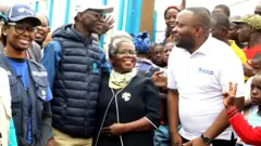 Mohamed Yakub afatanye n'umushikiranganji w'amagara y'abantu w'Uburundi Lydwine Baradahana arashima ingene ubu bushikiranganji bwahanganye na cholera mu mpunzi z'Abakongomani 