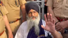 टावर से उतरने के बाद मीडिया से बात करते गुरजीत सिंह